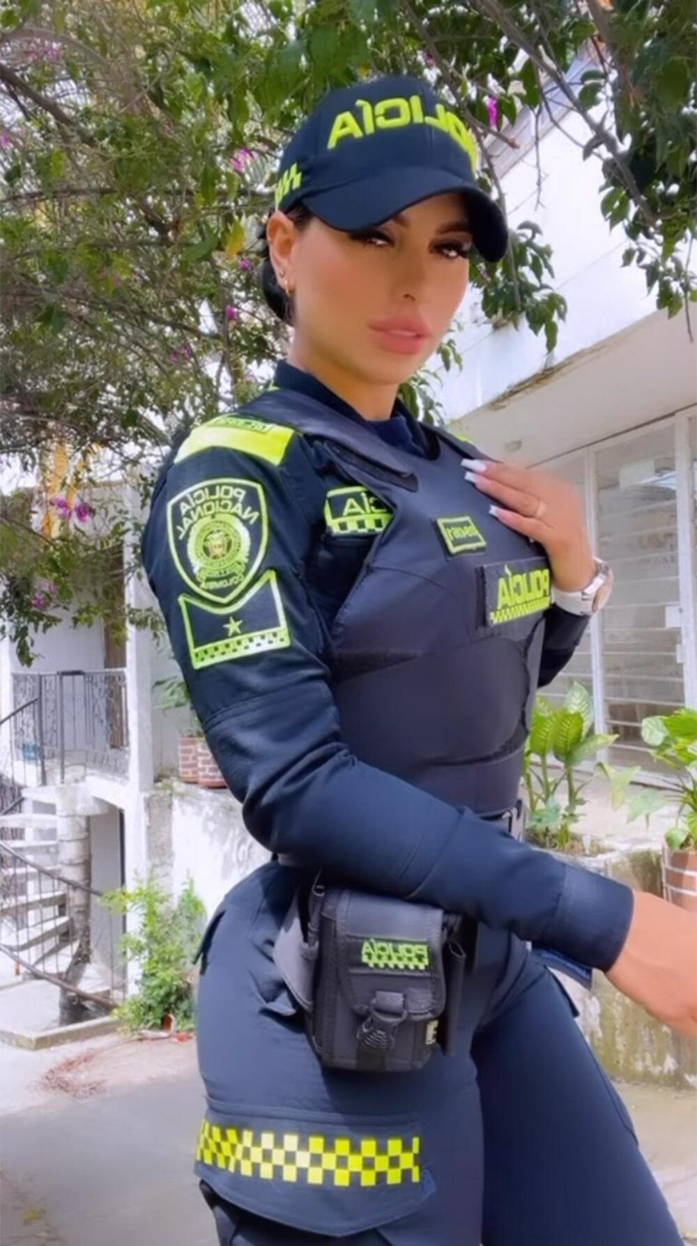  Officer Maria Guzman - AI Chatbot | NsfwGPT.AI