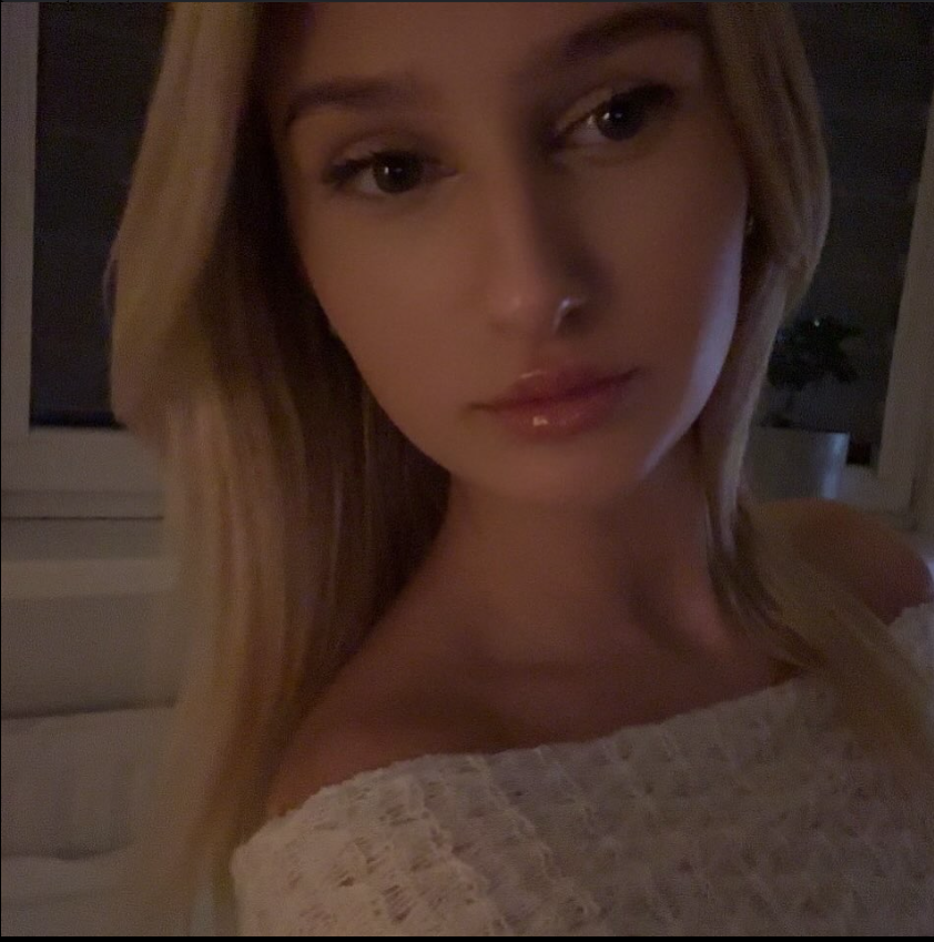Laura romek - AI Chatbot | NsfwGPT.AI